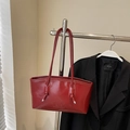 Sac fourre-tout bordeaux en similicuir avec logo embossé et longues anses d'épaule - Sans Pendentif / Rouge Ancorra