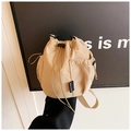 Bolso tipo cubo de nailon beige con cordón y bolsillo lateral de malla negra - Caqui
