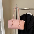 Sac fourre-tout rose en similicuir avec lettrage embossé et fines bandoulières - Sans Pendentif / Rose