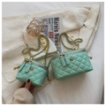 Detalle de bolsos tipo cubo acolchados verde menta con logos de flores doradas - Verde Grande