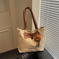 Grande borsa tote in tela beige con manici in pelle marrone e ciondolo a forma di cane - Cachi con Pendente