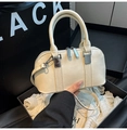 Detail der cremeweißen Boston-Handtasche mit Doppelreißverschlüssen und Metallbeschlägen - Weiß Ohne Anhänger