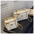 Detalle de bolsos tipo cubo acolchados blancos con herrajes dorados de camelia y cadena - Blanco Grande