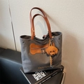 Borsa tote in tela grigio scuro con manici caramello e ciondolo a forma di cane - Verde Nerastro Con Ciondolo