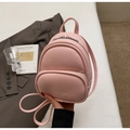 Vue détaillée de la texture en cuir grainé rose sur le mini sac à dos de mode - Rose