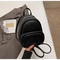 Détail du mini sac à dos noir en cuir grainé avec des finitions en métal argenté - Noir