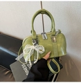 Elegante borsa Boston verde chiaro con fiocco in pizzo e pendente di perle - Verde con Pendente