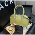 Hellgrüne Boston-Minihandtasche aus glänzendem Kunstleder mit silbernen Beschlägen - Grün Ohne Anhänger
