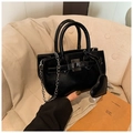 Borsa a mano semitonda nera lucida con catena d'argento e ciondolo a cuore - Nero