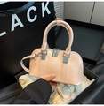 Elegante hellrosa Handtasche in Muschelform aus feinnarbigem Leder mit Silberbeschlägen - Rosa Ohne Anhänger