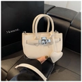 Mini borsa chic color crema con chiusura in metallo, ciondolo a cuore e catena - Bianco