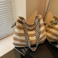 Gestreifte gewebte Tragetasche in Beige und Braun mit kontrastierenden Schultergurten - Khaki