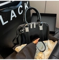 Glänzende schwarze Bowling-Handtasche aus Leder mit silbernen Beschlägen - Schwarz ohne Anhänger