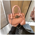 Borsa a mano rosa lucida in pelle verniciata con serratura d'argento e ciondolo a cuore - Rosa