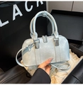 Hellblaue Boston-Handtasche aus poliertem Leder mit silbernen Reißverschlüssen - Blau Ohne Anhänger