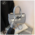 Borsa a mano in pelle metallizzata argento con ciondolo a cuore e tracolla a catena - Argento