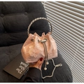 Detail der rosa Stoff-Beuteltasche mit Schmetterlingsstickerei und Perlenkette - Strassgriff Stil / Rosa Handheld-Stil