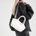 Sac bandoulière chic en cuir PU blanc avec découpes latérales décoratives et détails en métal - Blanc