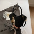 Schwarze gewebte Beuteltasche mit Tennisschläger-Anhänger und verstellbarem Gurt - Mit Anhänger / Schwarz