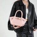 Sac moto en cuir verni brillant rose orné d'un nœud et d'une boucle en métal doré - Rose