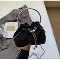 Detail der schwarzen Jacquard-Beuteltasche mit Kristallgriff und Silberkette - Strassgriff Stil / Schwarzer Griff Stil