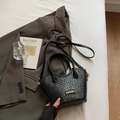 Fashionable black woven texture handbag with gold logo plaque and adjustable strap - No Pendant / Black