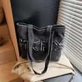 Vintage Denim-Tragetasche in Schwarz mit ausgefranstem Buchstaben-Patchwork und Henkeln - Schwarz
