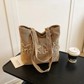 Vintage gewaschene Denim Tote Bag in Hellbraun mit ausgefranstem Buchstaben-Patch - Braun