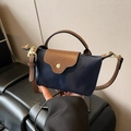 Mini bolso de mano de nailon azul marino con solapa de cuero marrón y herrajes dorados - Azul oscuro