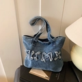 Dunkelblaue Denim-Tragetasche mit Vintage-Buchstaben-Patch TKM und breitem Schultergurt - Blau