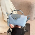 Minibolso bandolera de nailon azul claro con solapa de cuero y hebilla dorada - Azul claro