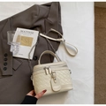 Schicke beige Webbox-Tasche mit Kettenriemen und Mode-Logo-Anhänger auf weißem Grund - Ohne Anhänger / Gebrochenes Weiß