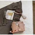 Rosafarbene Handtasche aus geflochtenem Leder mit silberner Kette und Tragegriff - Ohne Anhänger / Rosa