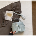 Elegante hellblaue gewebte Beuteltasche mit silberner Kette auf grauem Sakko - Ohne Anhänger / Blau