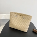 Dettaglio della borsa tote trapuntata beige con motivi a rombi e tracolla a catena - Albicocca