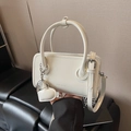 Cremeweiße quadratische Handtasche mit Herzanhänger und abnehmbarem Gurt im Minimal-Look - Weiß mit Anhänger