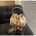 Weiße Spitzen-Beuteltasche mit Schmetterlings-Stickerei und Strass-Ringgriff - Strassgriff Stil / Beige Handgehalten