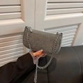 Schicke silberne Strass-Mini-Satteltasche mit Metallkettenriemen im Y2K-Abendstil - Grün