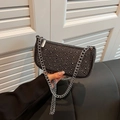 Schicke schwarze Strass-Satteltasche mit Silberkette für modernen Abend-Stil - Schwarz
