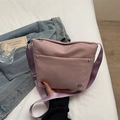 Sac seau en nylon rose poudré avec bandoulière violette et détails argentés - Violet