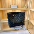 Borsa tote trapuntata nera con tracolla a catena e base in pelle liscia - Nero