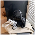Elegante borsa nera in pelle verniciata stropicciata con fiocco in pizzo e perla - con portachiavi / Nero