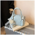 Borsa a mano azzurra plissettata con ciondolo a cuore di perle e decorazione con fiocco in pizzo - con portachiavi / Blu