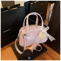 Sac Boston en cuir verni lilas avec nœud en dentelle et perles, bandoulière incluse - Avec Pendentif / Violet