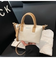 Bolso cubo beige minimalista con asas marrones presentado en caja de regalo - Blanco Roto