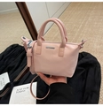 Bolso saco rosa claro minimalista con placa de logo plateada y correa ajustable - Rosa