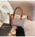 Bolso tipo cubo minimalista beige y marrón con asas de cuero y correa de hombro ajustable - Caqui