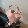 Roze bucket bag van leer met parel strik en kant, stijlvolle schoudertas voor dames online - Roze met hanger
