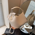 Chique crèmekleurige leren emmertas met elegante kanten parelhanger en strikje - Beige Met Hanger