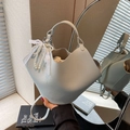 Licht blauwgrijze leer met litchi-nerf emmer tas en parel kant strik hanger - Blauw met Hanger
